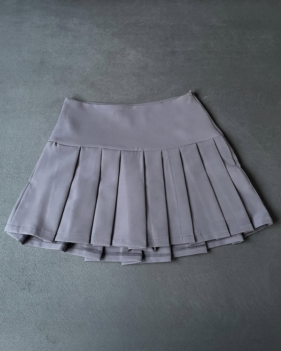 Falda corta plisada mini