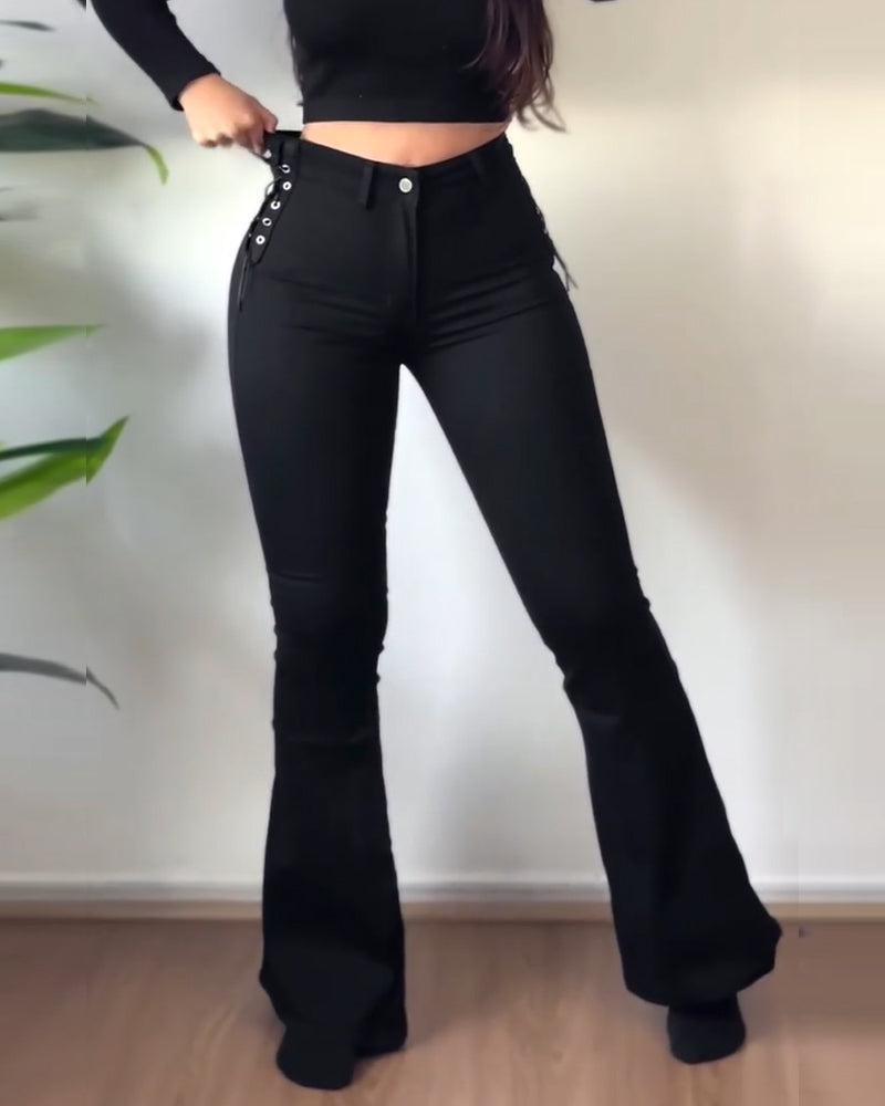 Jeans acampanados con trenzas laterales
