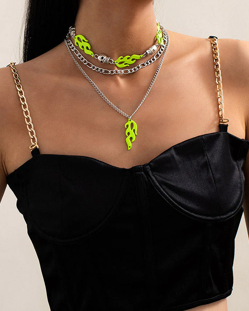 Collar multicapa geométrico con calavera de llama fluorescente