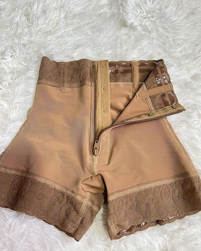 Pantalón corto con cremallera y encaje para realce de glúteos