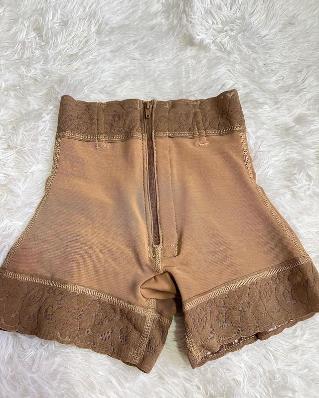 Pantalón corto con cremallera y encaje para realce de glúteos