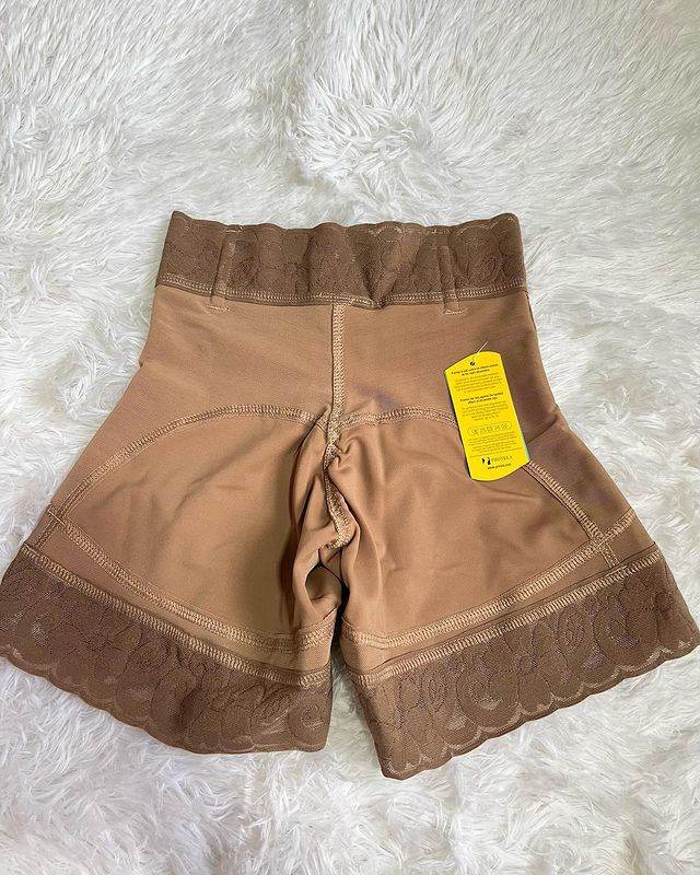 Pantalón corto con cremallera y encaje para realce de glúteos