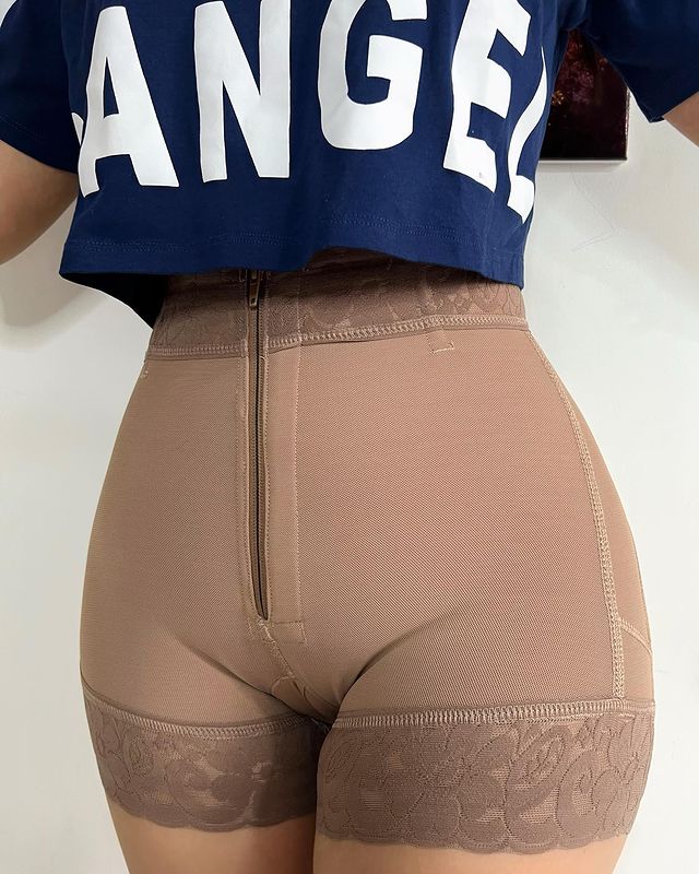 Pantalón corto con cremallera y encaje para realce de glúteos