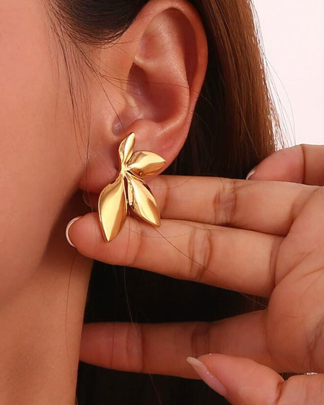 Pendientes de hojas y flores brillantes