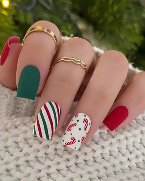 Arte de uñas navideño corto mate con elementos navideños