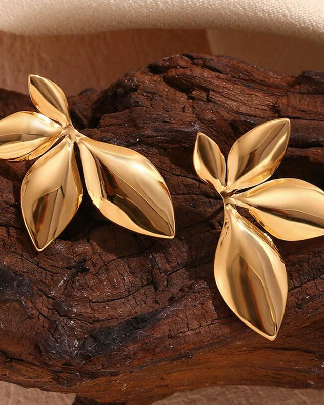 Pendientes de hojas y flores brillantes