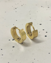 Pendientes minimalistas tipo huggie de acero inoxidable en color sólido