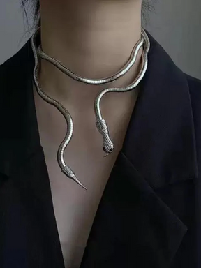 Collar serpentino envuelto libremente con personalidad