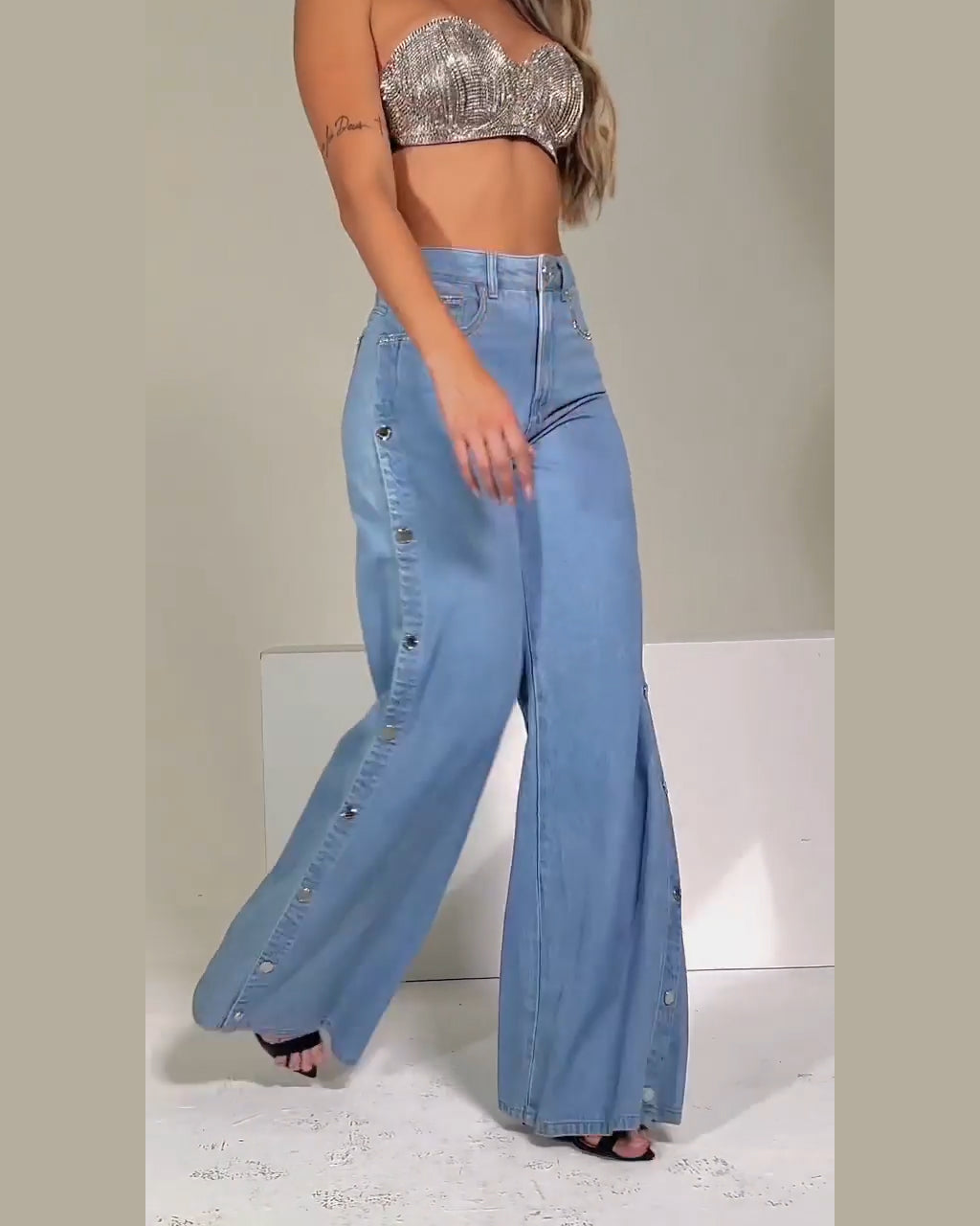 Jeans rectos con botones