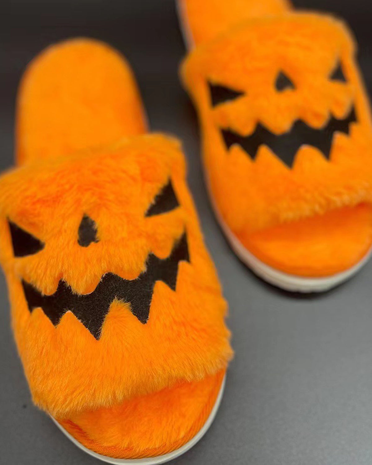 Pantuflas de calabaza con punta abierta de felpa