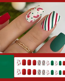 Arte de uñas navideño corto mate con elementos navideños